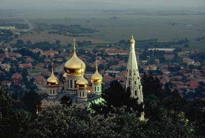 Nad údolím se tyčí pozlacené kopule památného kostela Shipka. SHIPKA, ÚDOLÍ... od James L Stanfield