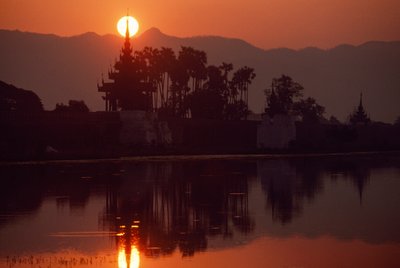 Západ slunce na přístavišti Kywe Sun. KYWE SUN WHARF, MANDALAJ, BARMA. od James L Stanfield