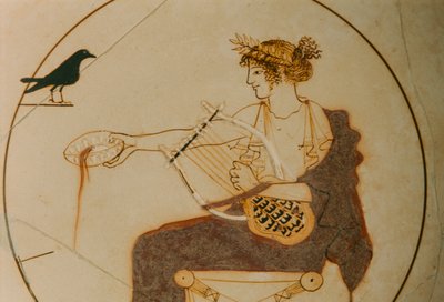 Kylix s bílým povrchem zdobený vyobrazením Apollóna. Bůh sedí na... od James L Stanfield