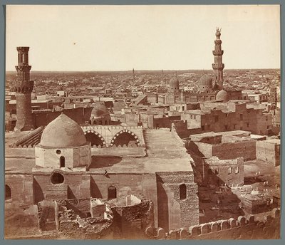 Egypt. Káhira. Celkový pohled - v pozadí madrasa-mauzoleum Umm As-Sultan Sza