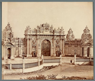Istanbul. Palác Dolmabahçe - brána od James Robertson
