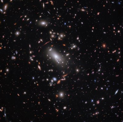 Galaktické shluky MACS J1423 (snímek z kamery NIRCam) od James Webb Space Telescope (NASA)