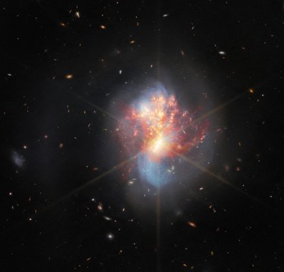 Dvojice slučujících se galaxií od James Webb Space Telescope (NASA)
