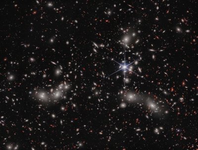 Cluster Pandoras (obrázek NIRCam) od James Webb Space Telescope (NASA)
