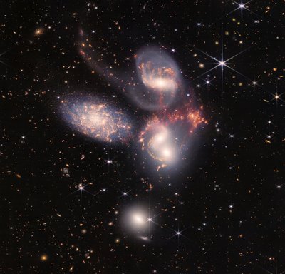 Stephanův kvintet (NIRCam a MIRI) od James Webb Space Telescope (NASA)