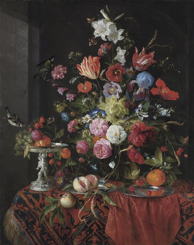 Květiny ve skleněné váze na závěsném stole, se stříbrnou tazzou, ovocem, hmyzem a ptáky od Jan Davidsz de Heem