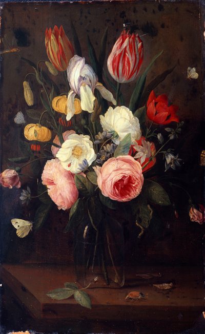 Růže, tulipány a další květiny ve skleněné váze, s hmyzem, na stole od Jan van Kessel