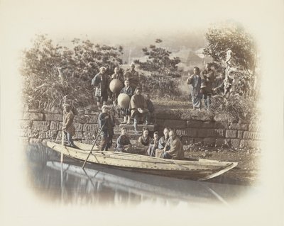 Loď na břehu řeky, Japonsko (ručně kolorovaná černobílá fotografie) od Japanese Photographer