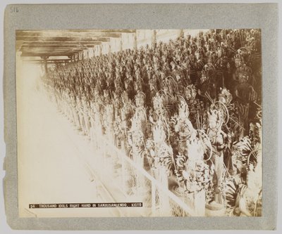 Tisíc idolů v Sanjusangendo, Kyoto, Japonsko (černobílá fotografie) od Japanese Photographer