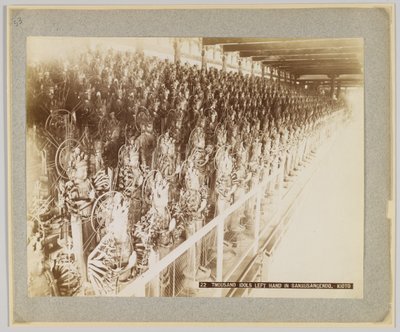 Tisíc idolů v Sanjusangendo, Kyoto, Japonsko (černobílá fotografie) od Japanese Photographer