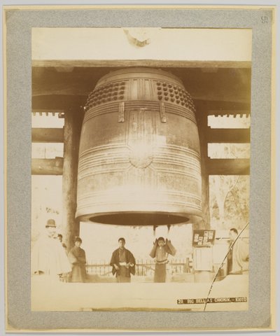 Big Bell v Chioninu, Kyoto, Japonsko (černobílá fotografie) od Japanese Photographer