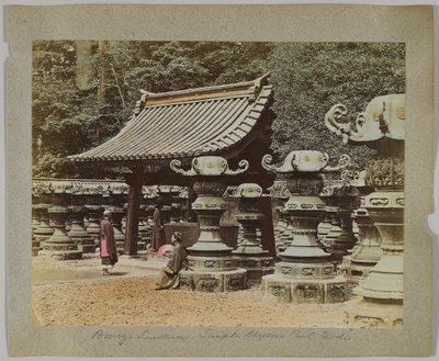 Bronzové lucerny před chrámem v parku Uyeno, Tokio, Japonsko (ručně kolorovaná černobílá fotografie) od Japanese Photographer