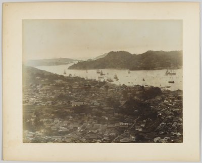 Pobřežní město, Japonsko (ručně kolorovaná černobílá fotografie) od Japanese Photographer