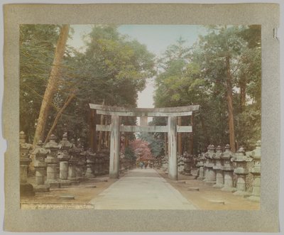 Vchod do chrámu v parku Uyeno, Tokio, Japonsko (ručně kolorovaná černobílá fotografie) od Japanese Photographer