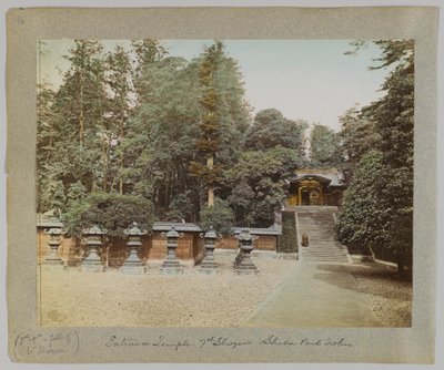 Vchod do chrámu 7. šóguna, park Shiba, Tokio, Japonsko (ručně kolorovaná černobílá fotografie) od Japanese Photographer