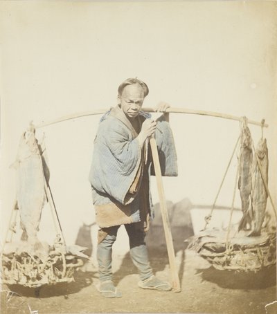Rybář se svým úlovkem (ručně kolorovaná černobílá fotografie) od Japanese Photographer