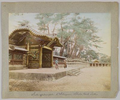 Brána chrámu 6. šóguna, park Shiba, Tokio, Japonsko (ručně kolorovaná černobílá fotografie) od Japanese Photographer
