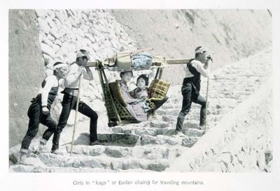Dívky v křesle "Kago" nebo sedanu na cestování po horách, cca 1880 (ručně barevný tisk na kartonu) od Japanese Photographer