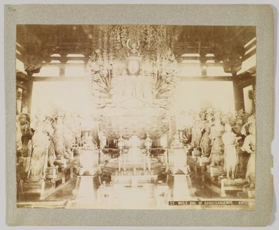 Idol v Sanjusangendo, Kyoto, Japonsko (černobílá fotografie) od Japanese Photographer