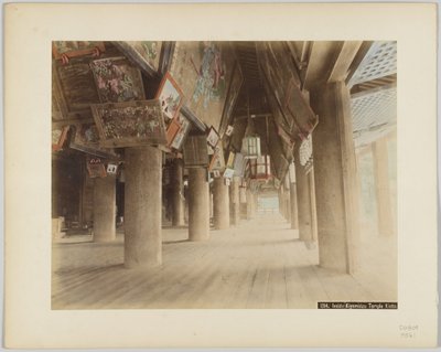 Uvnitř chrámu Kiyomidzu, Kyoto, Japonsko (ručně kolorovaná černobílá fotografie) od Japanese Photographer