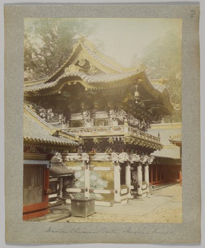 Uvnitř čínské brány, Tōshō-gū, Nikko, Japonsko (ručně kolorovaná černobílá fotografie) od Japanese Photographer