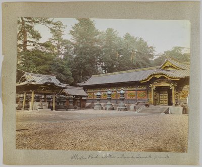 Uvnitř Temple Grounds, Shiba Park, Tokio, Japonsko (ručně kolorovaná černobílá fotografie) od Japanese Photographer