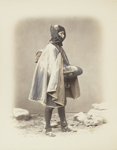 Japonec ve sněhu (ručně kolorovaná černobílá fotografie) od Japanese Photographer