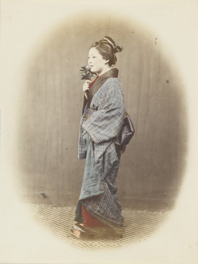 Japonka v tradičním oděvu (ručně kolorovaná černobílá fotografie) od Japanese Photographer