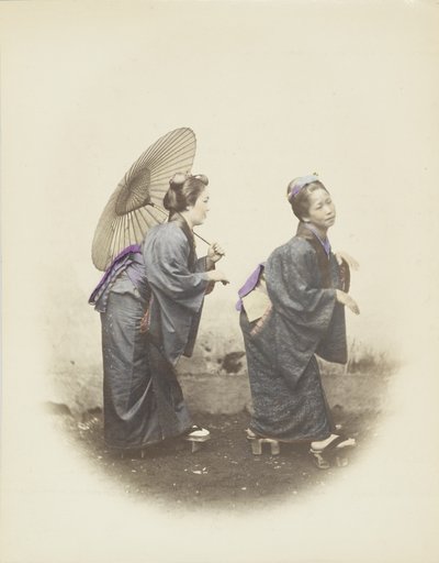 Japonky v tradičním oděvu (ručně kolorovaná černobílá fotografie) od Japanese Photographer