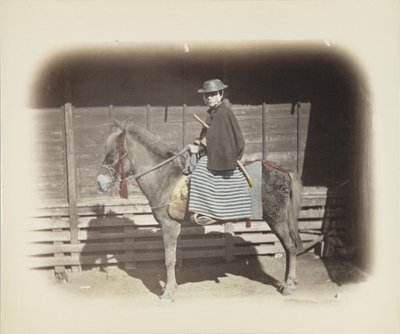 Muž na koni (ručně kolorovaná černobílá fotografie) od Japanese Photographer