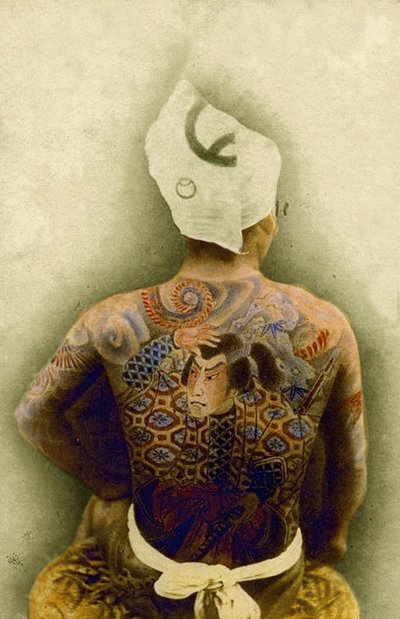 Muž s tradičním japonským tetováním Irezumi, cca 1880 (ručně kolorovaná fotoalba) od Japanese Photographer