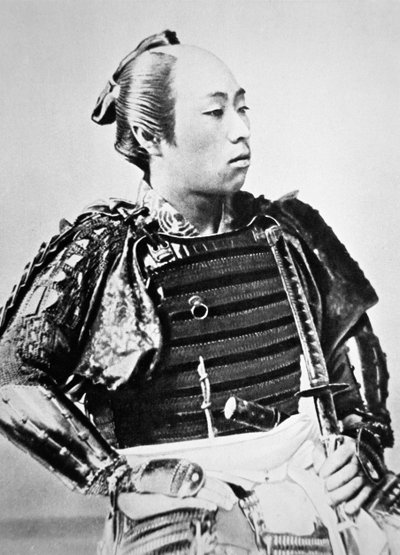 Samuraj starého Japonska s tradičním účesem (černobílá fotografie) od Japanese Photographer