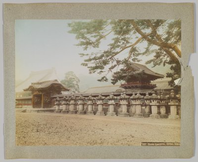 Kamenné lucerny před chrámem, park Shiba, Tokio, Japonsko (ručně kolorovaná černobílá fotografie) od Japanese Photographer