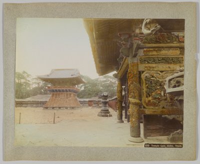 Temple Gate, Shiba Park, Tokio, Japonsko (ručně kolorovaná černobílá fotografie) od Japanese Photographer