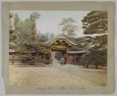 Temple Gate, Shiba Park, Tokio, Japonsko (ručně kolorovaná černobílá fotografie) od Japanese Photographer