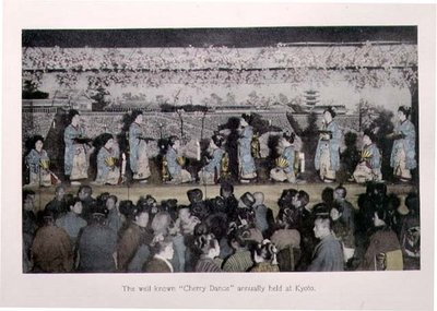 Známý „třešňový tanec“, který se každoročně koná v Kjótu kolem roku 1880 (ručně barevný tisk na kartonu) od Japanese Photographer