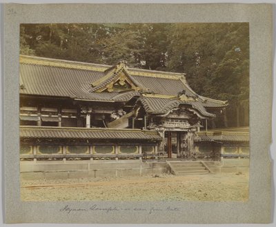 Tōshō-gū při pohledu z brány, Nikko, Japonsko (ručně kolorovaná černobílá fotografie) od Japanese Photographer