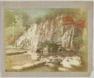 Vodopád, Yumoto, prefektura Kanagawa, Japonsko (ručně kolorovaná černobílá fotografie) od Japanese Photographer