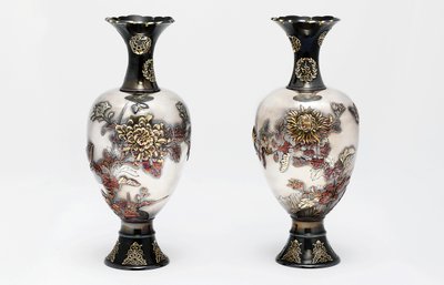 Pár váz Ozeki Studio, období Meiji, konec 19. století (keramika se zlatem a mědí) od Japanese School