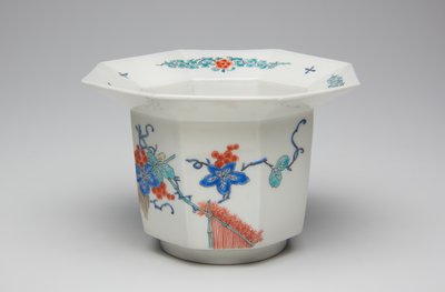 Šálek, konec 17.-začátek 18. století (Kakiemon, porcelán s přeglazovaným smaltem) od Japanese School