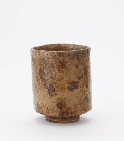 Válcová čajová mísa s nápisem, neznámá dílna Raku ware, Čajová mísa (tsutsu chawan) od Japanese School