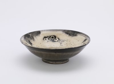 Samostatná servírovací mísa, Kjúšú nebo Kjóto, období Edo, 18.-19. století (kamenina s bílým skluzem a kobaltovým pigmentem pod čirou glazurou) od Japanese School