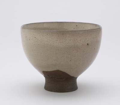Inkyuzanská čajová mísa ve tvaru Goki, s vyraženou šifrou, Čajová mísa (gokijawan), c.1804-25 (kamenina s rýžově-slupkou-popelovou glazurou) od Japanese School
