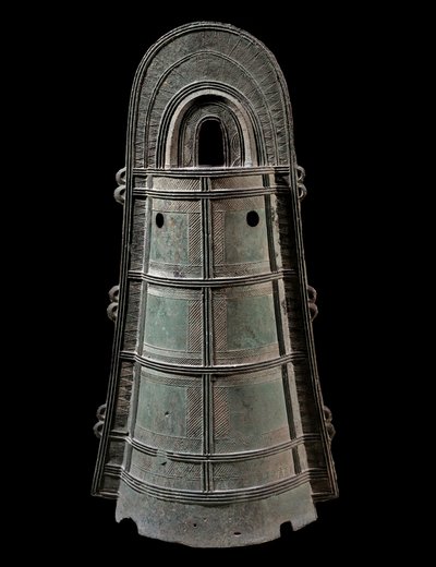 Japonské umění: Dotaku (bronzový zvon). Slunce. 0,8 m Civilizace Yayoi (300 př. n. l. – 300 n. l.) Paříž, Musee Guimet, Musee national des Arts Asians od Japanese School