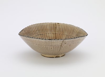 Kyoto ware individual Servírovací mísa ve tvaru ostřicového klobouku, zn. "Kiyomizu", Individuální servírovací mísa (mukozuke), konec 17. století (kamenina s železitým pigmentem pod průsvitnou bílou glazurou, opravy zlatého laku) od Japanese School