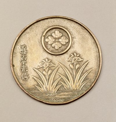Dámské zrcadlo zdobené kosatci (kovové) od Japanese School