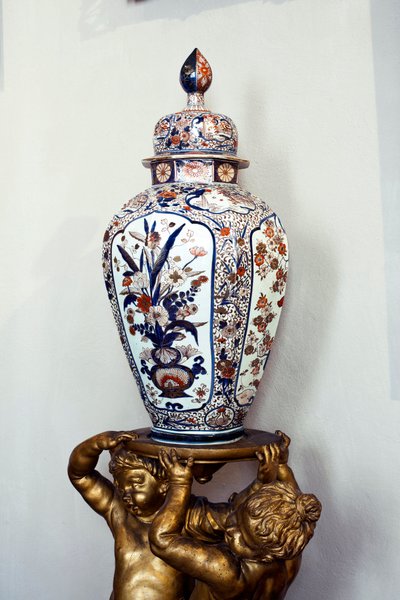 Velká japonská váza s víkem z období Edo, éry Genroku. 1688-1703. Byty Maria Brignole Sale (Brignole-Sale) De Ferrari, vévodkyně de Galliera (1811-1888), nábytek pochází z hotelu Matignon, jeho pařížské rezidence. Palazzo Rosso, gen od Japanese School