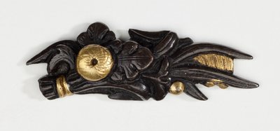 Menuki, neboli gripový ornament, ve formě květinového aranžmá (slitina mědi a zlata se zlacením) od Japanese School