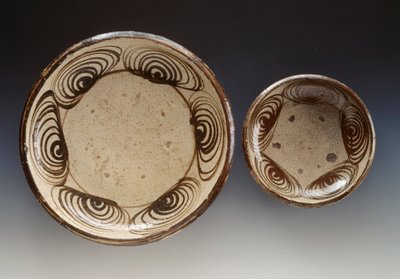 Talíře zdobené umanomezarou (kruhy se vzorem koňského oka), konec 18. století-začátek 19. století, smaltovaná kamenina, vyráběno v Setu, průměr 21,5 cm a 34,5 cm, japonská civilizace, období Edo od Japanese School