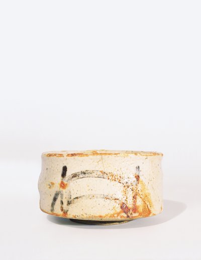 Čajová mísa Shino Chawan s nízkou nožkou, Momoyama Period (glazovaná kamenina) od Japanese School